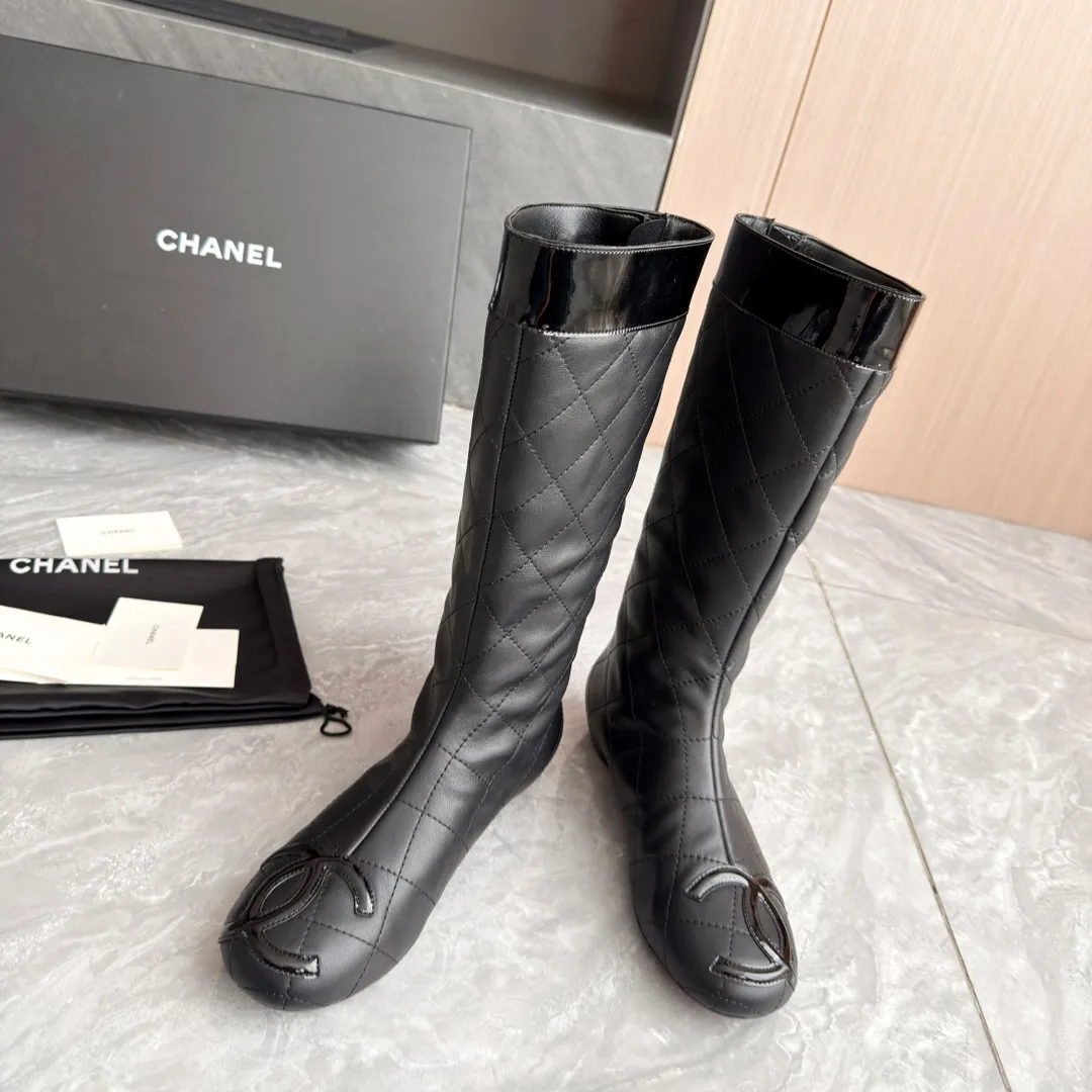 👟👟Ex-factory price 1040👟👟 High version of Chanel CHANEL, 🌞🌞🌞The latest boots from Xiaoxiang 2025 autumn and winter counter, a must-have item for this autumn and winter! ! Ms. Chanel loves simple yet irresistible combinations to show her unique style. Mix and match freely to shine⚡Follow Grandma’s fashion steps! ! ! The top-notch craftsmanship and texture are perfectly presented. No matter any details, you can compare them with the counters. The best quality products can be entered and exited from the counters at will! ! ❶Material: imported cowhide ❷Inner lining: sheepskin lining ❸Feet: sheepskin lining ❹Outsole: original molded sole ❺Heel height: 2 cm ❻Boot shaft height: 13 inches ❼Number: 35-40 (40 and 41 are customized and cannot be returned)